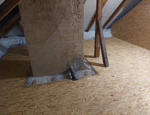 Zateplení stropu bytového domu pomocí foukané izolace